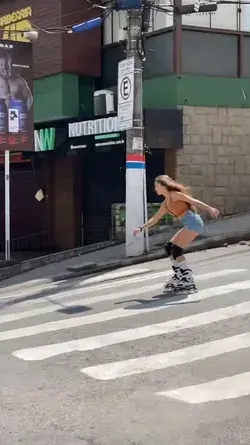 Street Roller girl Красивая девушка на роликах