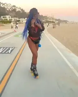 Roller girl Красивая девушка на роликах