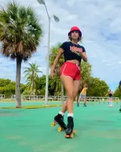 Roller girl Красивая девушка на роликах