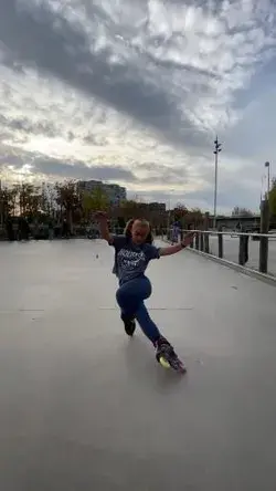 Roller girl Красивая девушка на роликах