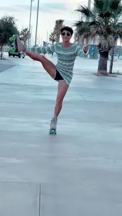 Roller girl on the street Красивая девушка на роликах