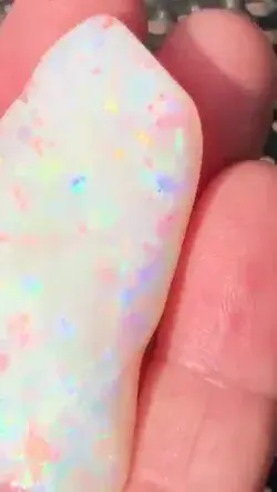 129ct HIGHEST QUALITY MULTI PATERN FULLY SATURATED BRAZILIAN OPAL