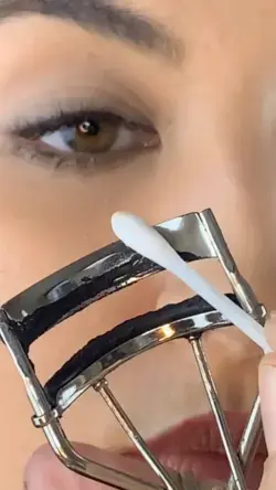 EASY EYELINER HACK