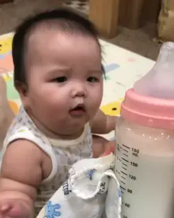 I’m hungry.😭 #zoeymei #baby #justbaby #chubbybabygirl  Credit:@zoeymei2 