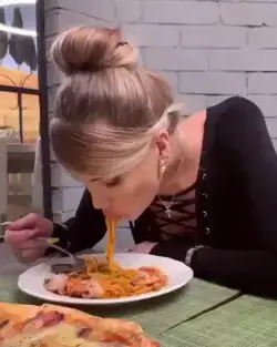 Right way to eat spaghetti. ✂️ 😂😂