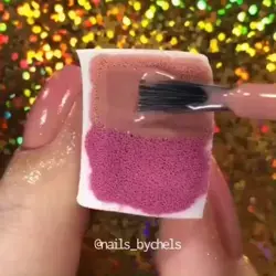 Gradient & Glitter Nail Design 