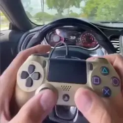 Il conduit une Dodge SRT avec sa manette de ps4