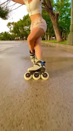 Roller girl Красивая девушка на роликах